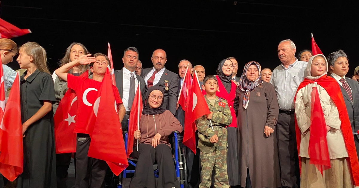 Erzurumda cocuklar 15 temmuz destanini sahneye tasidi HqiWSlXq